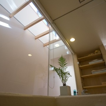 洗面スペースから3階のハイサイド窓の眺め