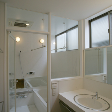 白くスタイリッシュなバスルーム