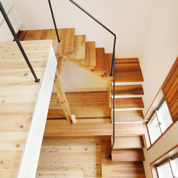 2階から吹き抜けの階段ホールを見下ろす眺め