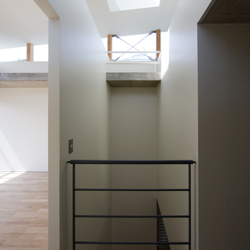 トップにハイサイドと様々な方角から自然光が周り込む