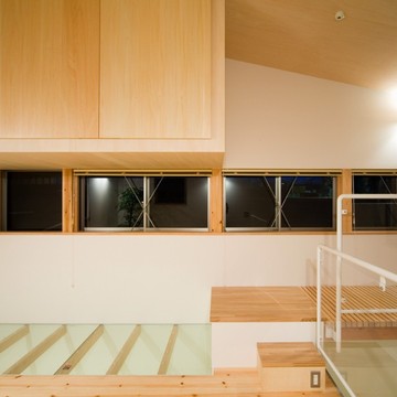 明かり取りのガラス床やハイサイド窓など随所に光を取り込む工夫