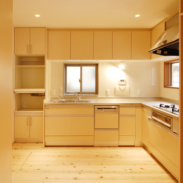 淡いベージュに統一されたキッチンスペース