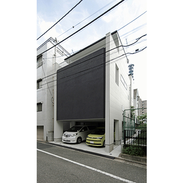 静かにたたずむモノトーンの外観