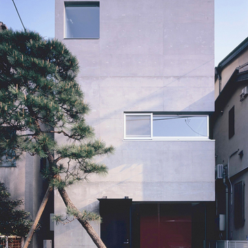 RC3階建てのシンプルな四角い外観