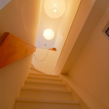 照明が印象的な階段スペース