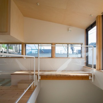 バルコニーに続くすのこのような廊下も光を透過するためのもの