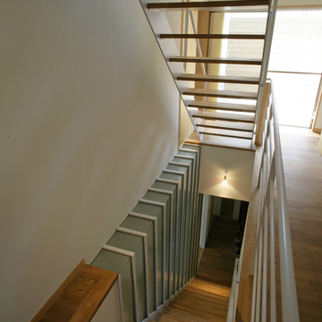 光も風も抜ける階段スペース