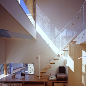 階段下には階段のステップに続く小上がりスペース