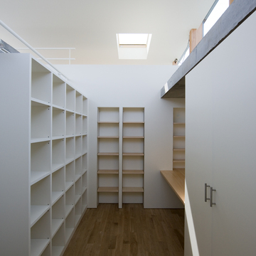 大容量の本棚に囲まれた子どもの勉強部屋にも書斎にもなるワークスペース