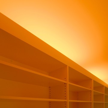 収納棚の上部に間接照明を仕込んで柔らかく照らされた天井