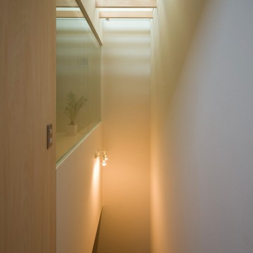 階段の吹き抜けから柔らかい自然光が落ちて行く