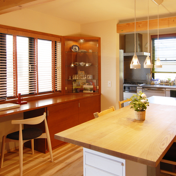 ダイニングの一角に造り付けの書斎で家族と一緒に楽しい時間