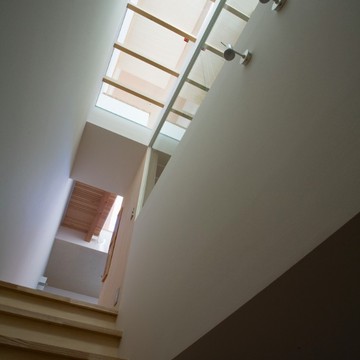 階段スペースは3階分を吹き抜け光庭のよう