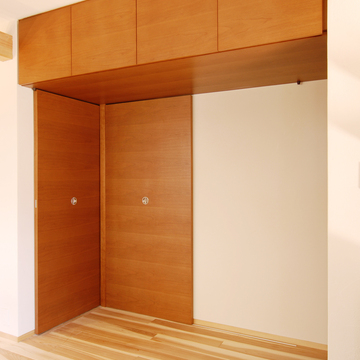 床は杉無垢フローリング建具はアメリカンチェリーで暖かく柔らかなイメージに