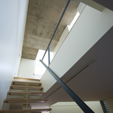 シンプルミニマルなディテールの空間で室内の陰影も美しい