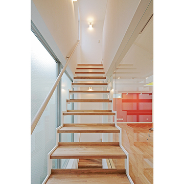 両サイドをガラスとした開放的な階段