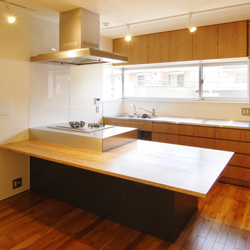 ハイサイド窓から明るい日差しが差し込むキッチン