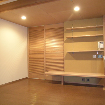 リビングの一角の格子戸を開けると水回りスペース