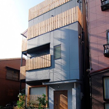 グレーの外壁に玄関の蔵戸がアクセントになった外観