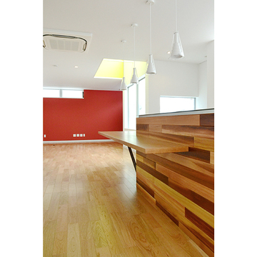 方向性を強調するキッチンとその先にみえるアイストップの壁