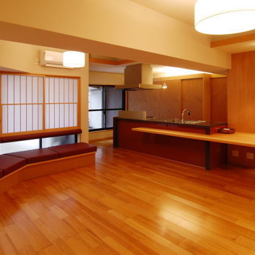 赤い松のフローリングに米松柿渋の建具で和モダンな室内
