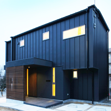 黒色の堂々とした佇まいの外観