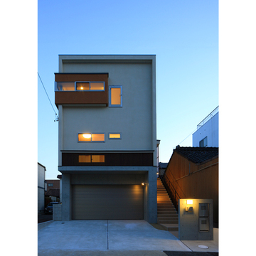 木とコンクリートが調和する外観