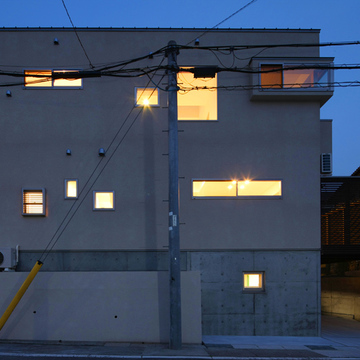 前面道路から見た外観