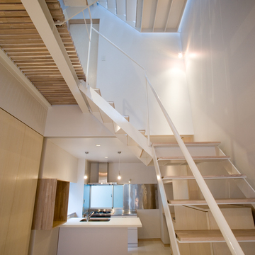 3階住宅部分から5階まで続く廊下の様な中あき階段