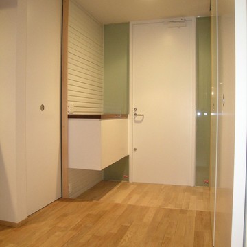 玄関を入ると無垢板が気持ちよいフローリングのホール