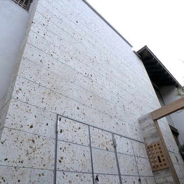 大谷石の粗い質感が自然と調和した癒しのイメージに大谷石の粗い質感が自然と調和した癒しのイメージに