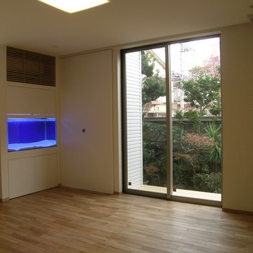 アクアリウム水槽がリビングに幻想的な水景を演出