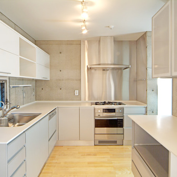 Ｌ字型の収納棚付きキッチンスペース