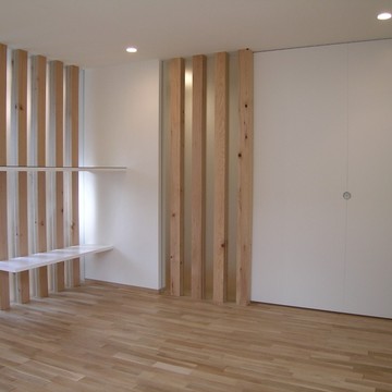 室内の所々に列柱の壁でインテリアのアクセントに