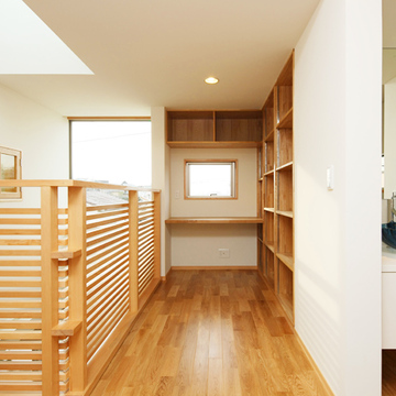 廊下の先に作られた収納棚付きのワークスペース