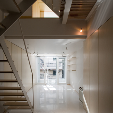 建物前面に設けた大きな窓から部屋の奥まで差し込む光