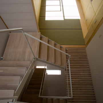 5階から3階までまわり階段の眺め