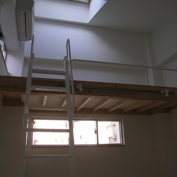 あちこちにあるトップライトやハイサイドライトが楽しい室内