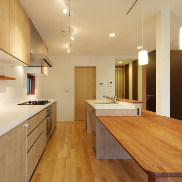 木でまとめたテーブル付キッチンスペース