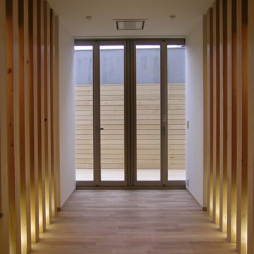 親世帯と子世帯を分けるウッドデッキに続く列柱の廊下