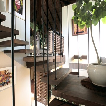 ダークブラウンの踏み板に黒い吊り階段の組み合わせがエスニックな雰囲気