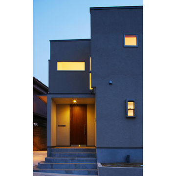 明りがともる夜の外観