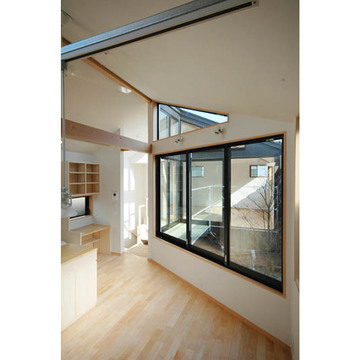 黒の建具がアクセントの室内