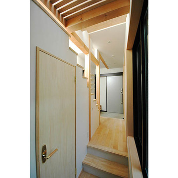 スリットの光が差し込む廊下