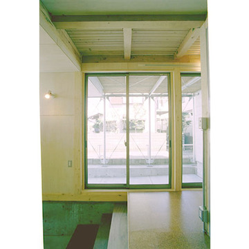 玄関ホールから駐車スペースへの眺め