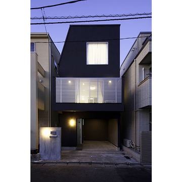 夕景によりシックに輝く外観