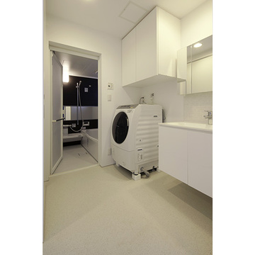 白を基調とした清潔感のある水廻りスペース