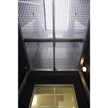 中庭の吹き抜けを1階から見上げる