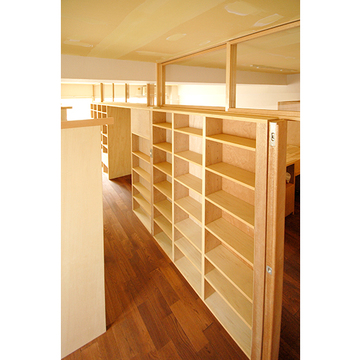 プライベートとパブリックを分ける中央の収納棚