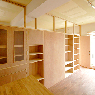 様々な収納棚が並ぶリビング